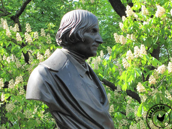 Бюст Гоголя в Александровском саду
