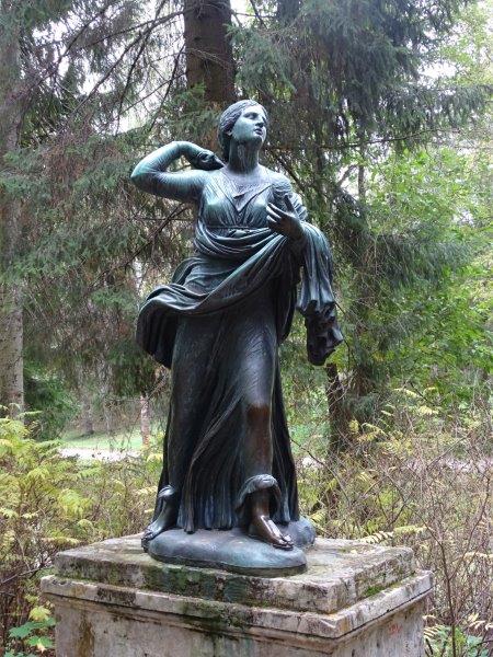 Статуи в Павловском парке